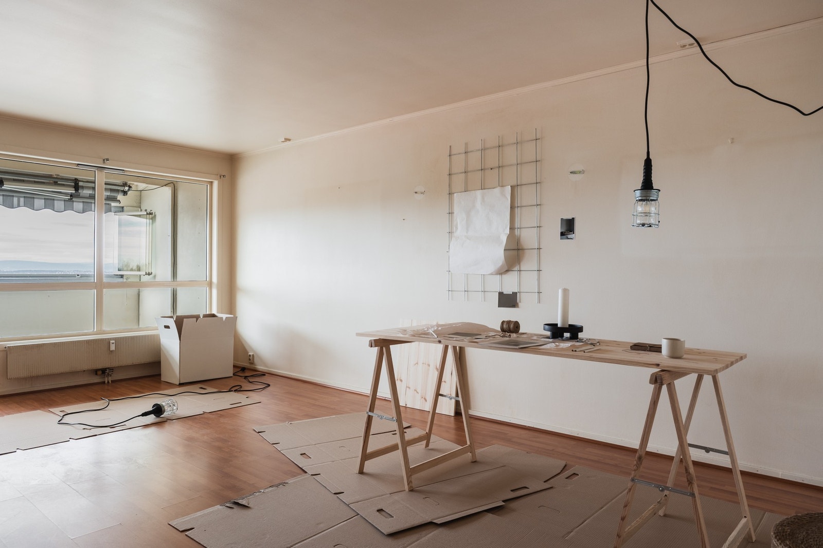 Stuen fremstår med behov for oppgradering og gir en god mulighet til å sette sitt eget preg Galleribilde