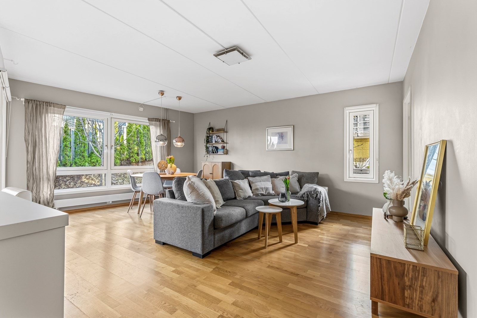 Stuen byr på gode møbleringsmuligheter med naturlig plass til både spisebord og sofagruppe. Galleribilde