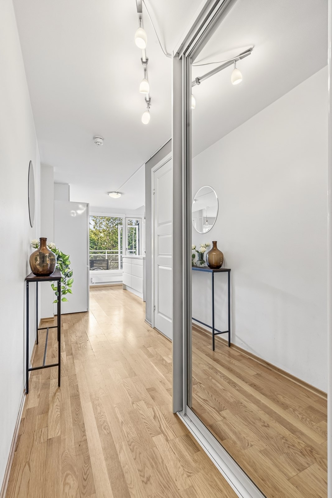 Du er ønsket velkommen inn i en lys og flott entré, her kan du enkelt legge fra deg sko og yttertøy. Galleribilde