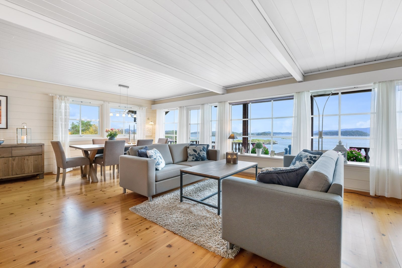 Stuen har god plass for sofagruppe og spisesetue. Galleribilde