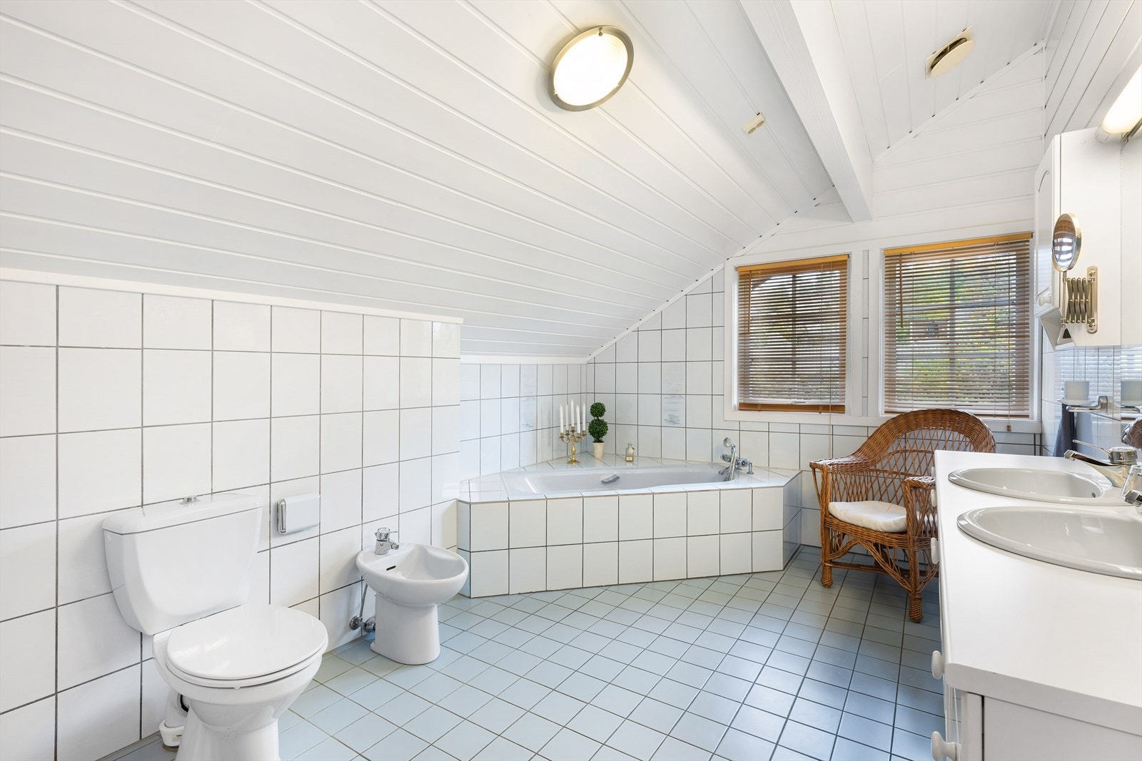 Romslig bad 2. etasje med varme i gulv. Galleribilde