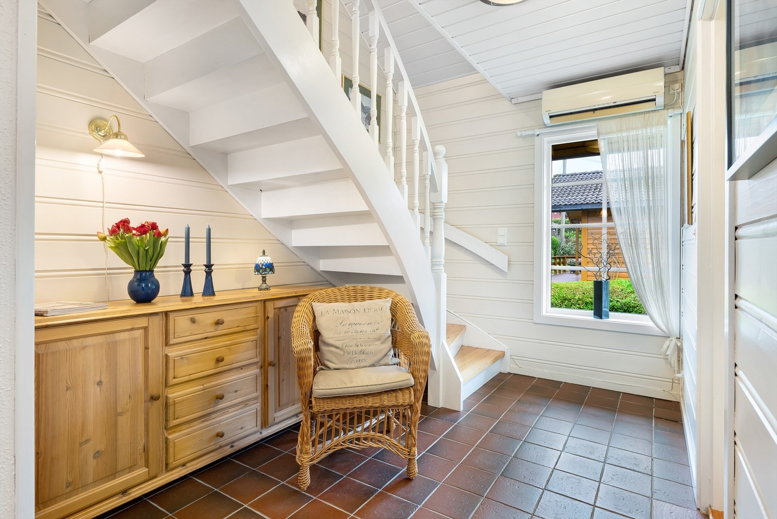 Varmepumpen i gangen gir en lun varme. Galleribilde