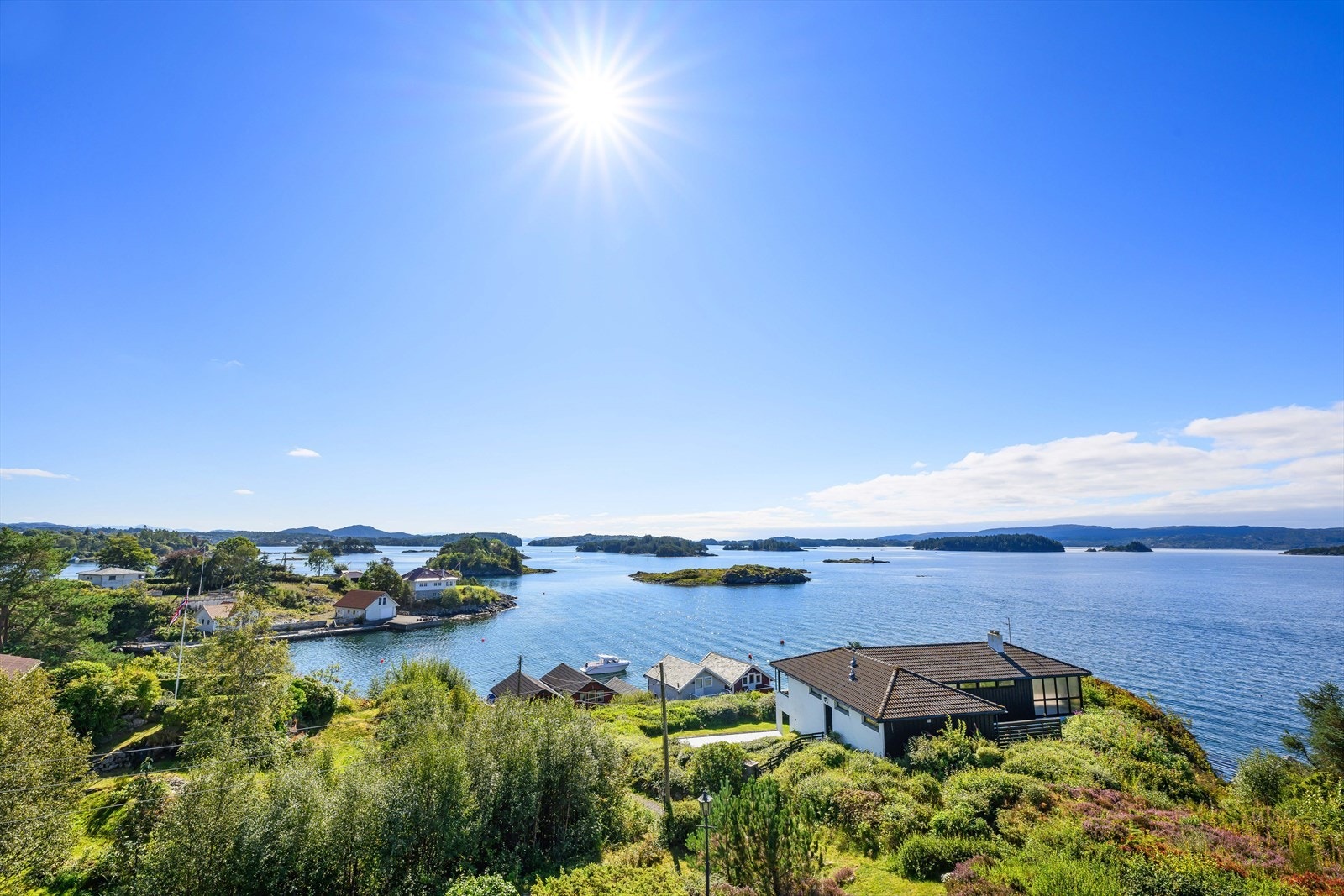Eiendommen har en fantastisk beliggenhet med fantastisk utsikt og solforhold Galleribilde