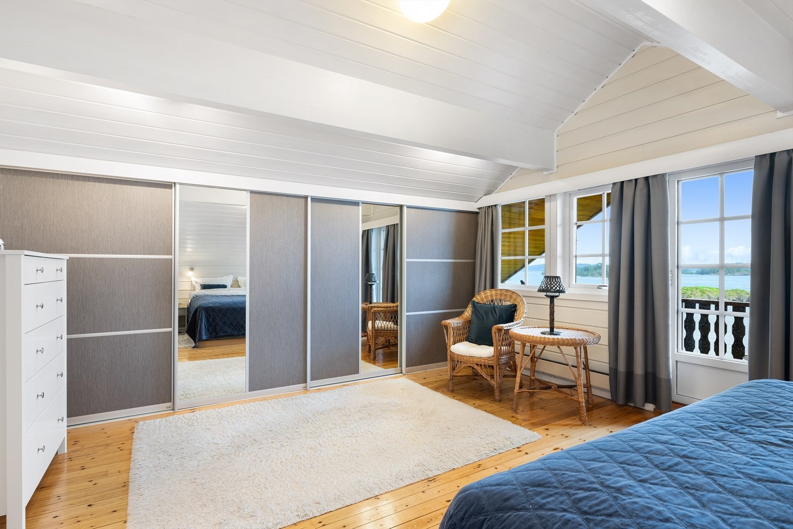 Stor skyvedørsgarderobe på hovedsoverommet. Galleribilde