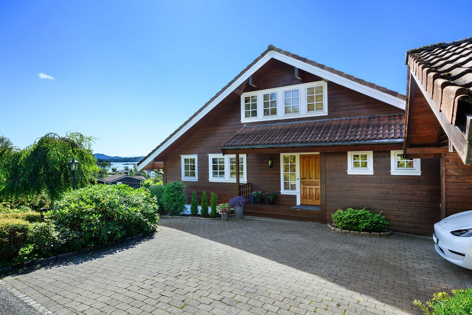 Gode parkeringsmuligheter på tomten samt i dobbel carport. Galleribilde