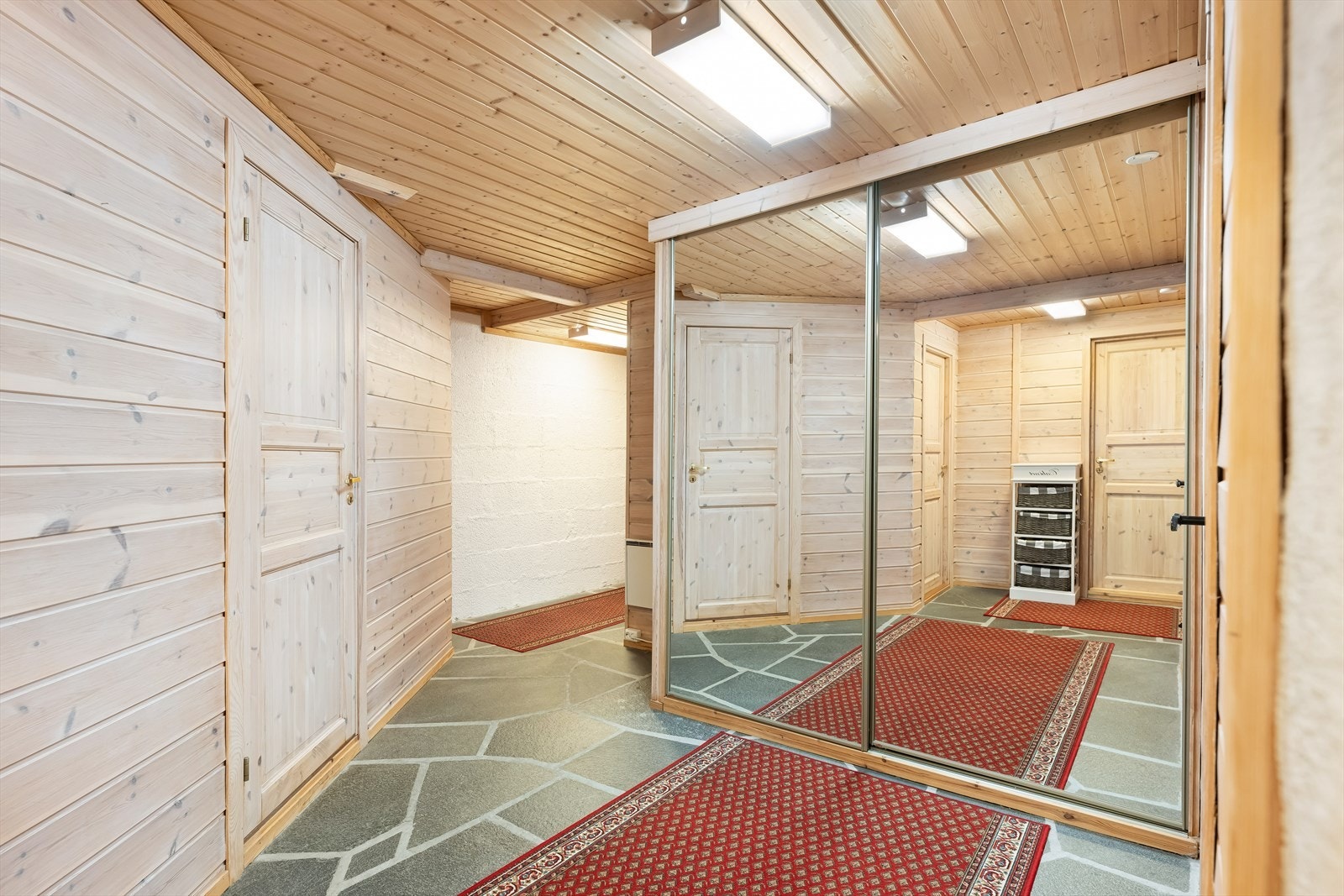 Gang kjeller med skyvedørsgarderobe. Galleribilde