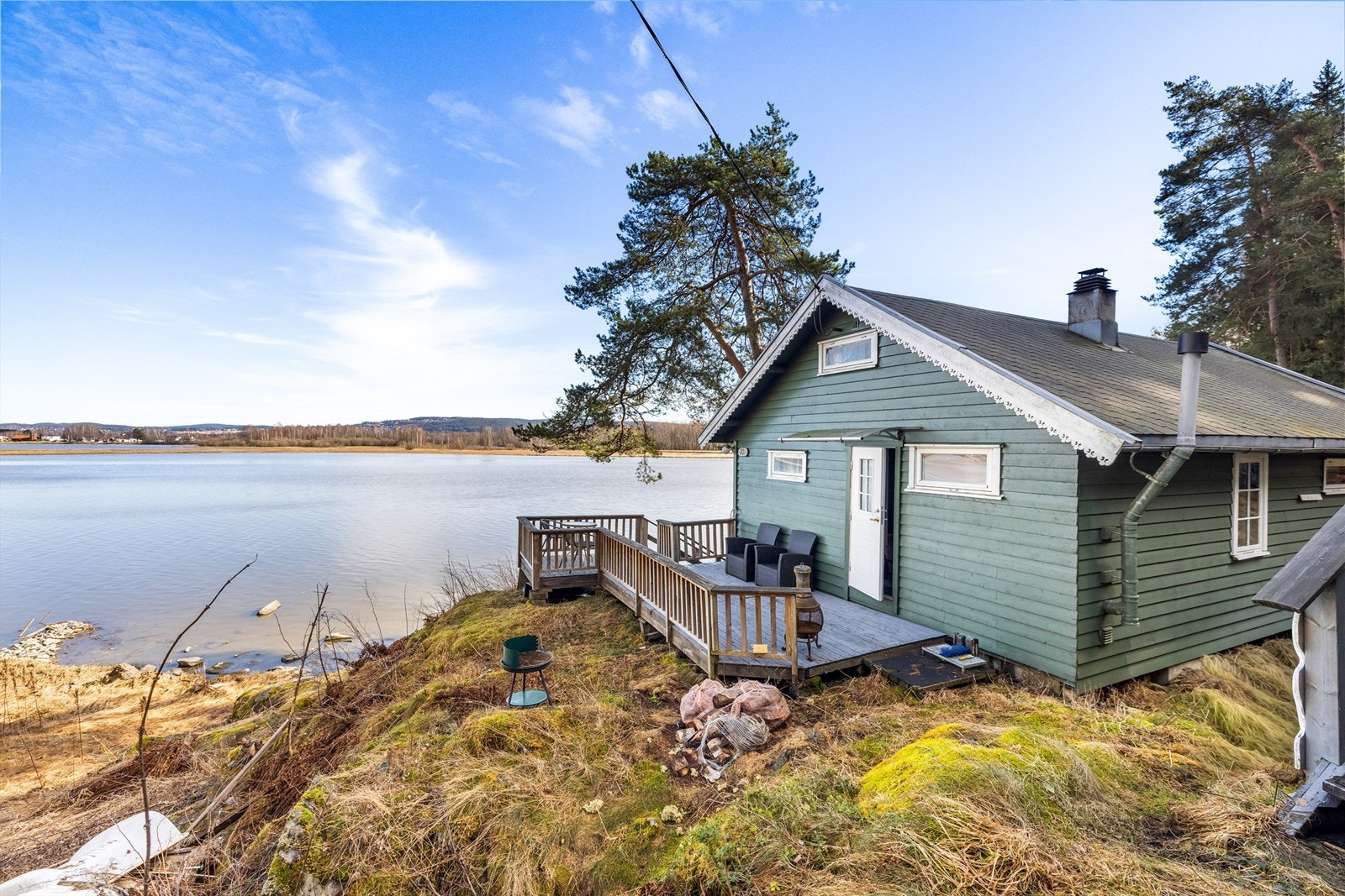 Velkommen til en hytteidyll ved vannkanten. Galleribilde