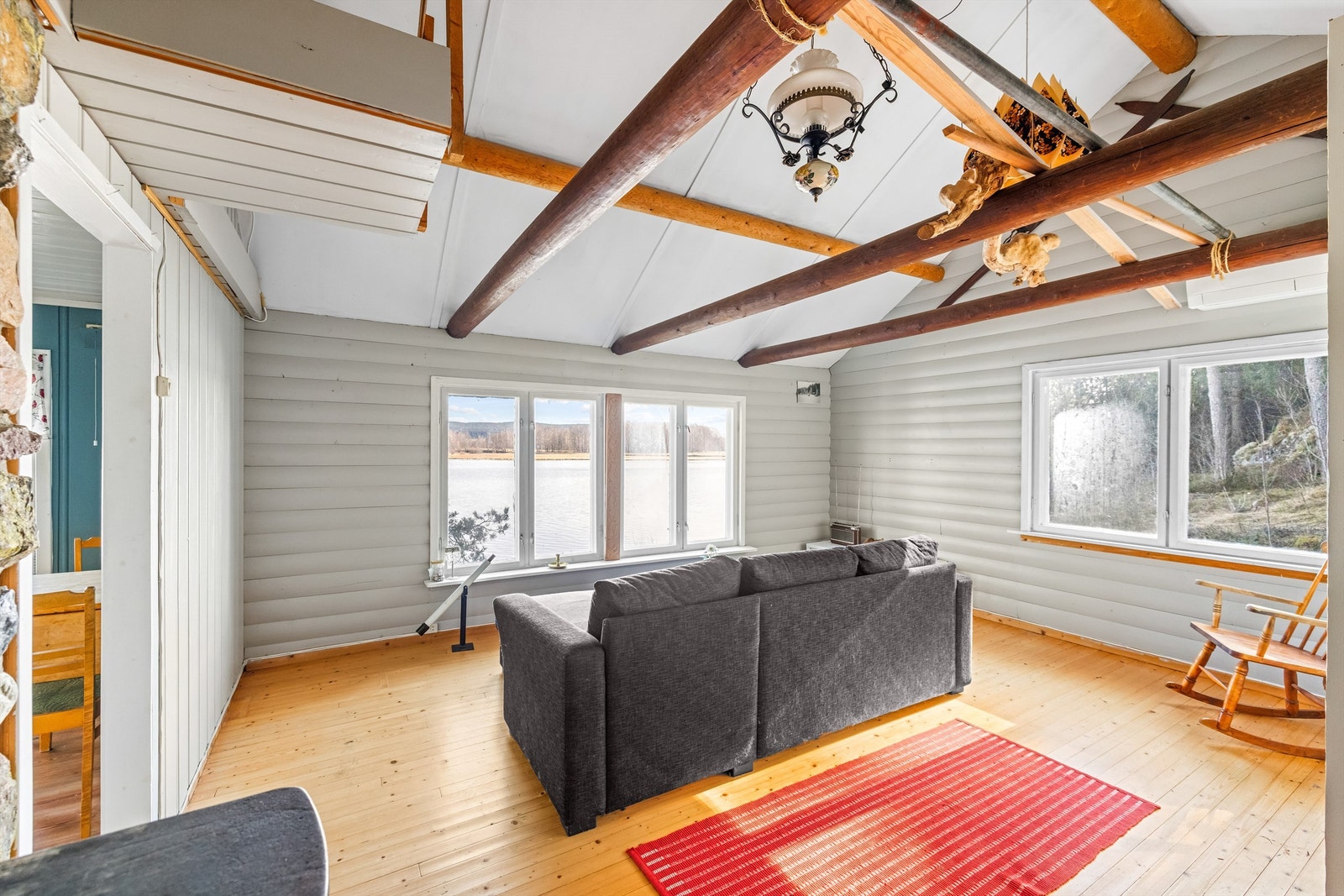 Stuen er et lunt samlingspunkt, med store vinduer som slipper naturen inn. Galleribilde