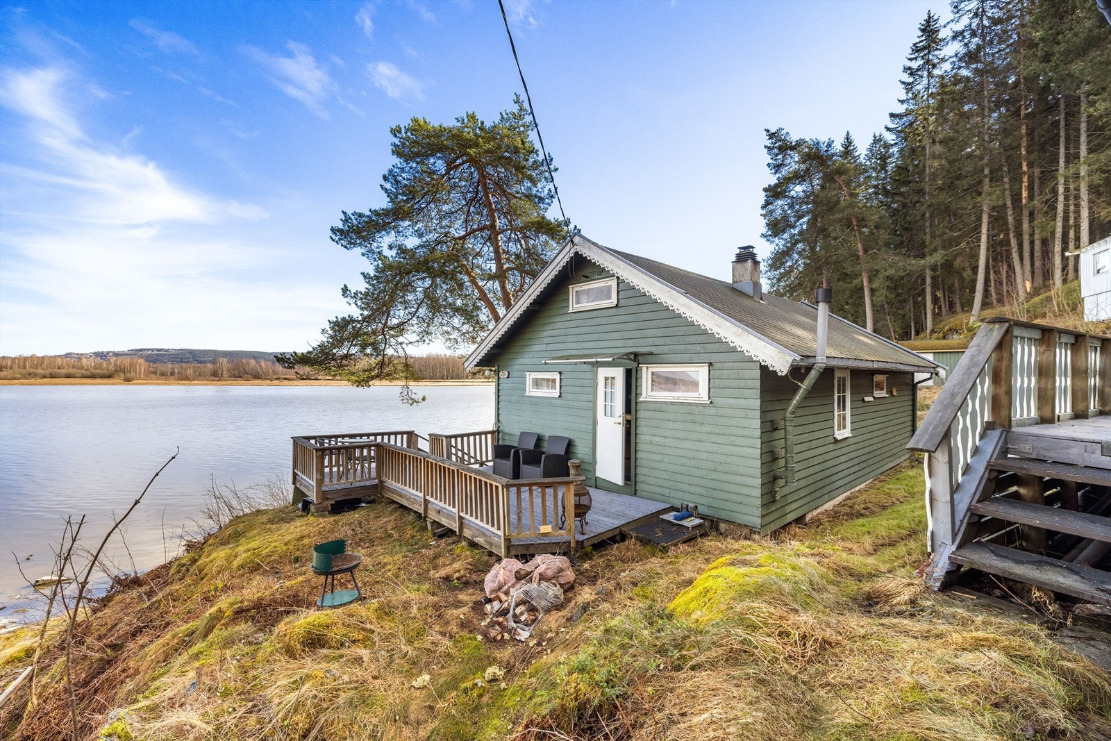 Velkommen til Støtterudvegen 201! En sjarmerende hytte med egen strandlinje ved Øyeren. Galleribilde