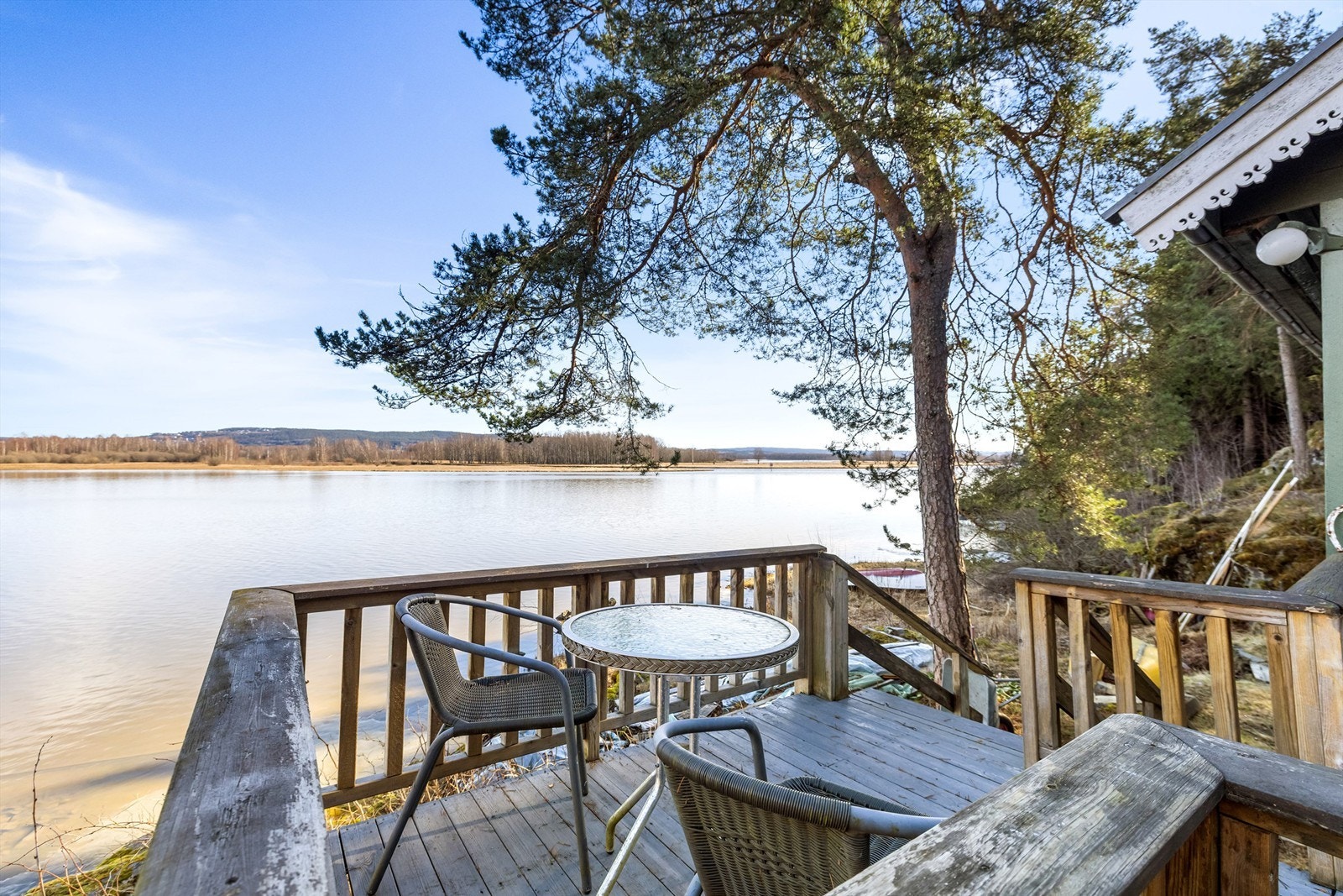 En ekstra terrasseplatting gir flere fine uteplasser på tomten. Galleribilde