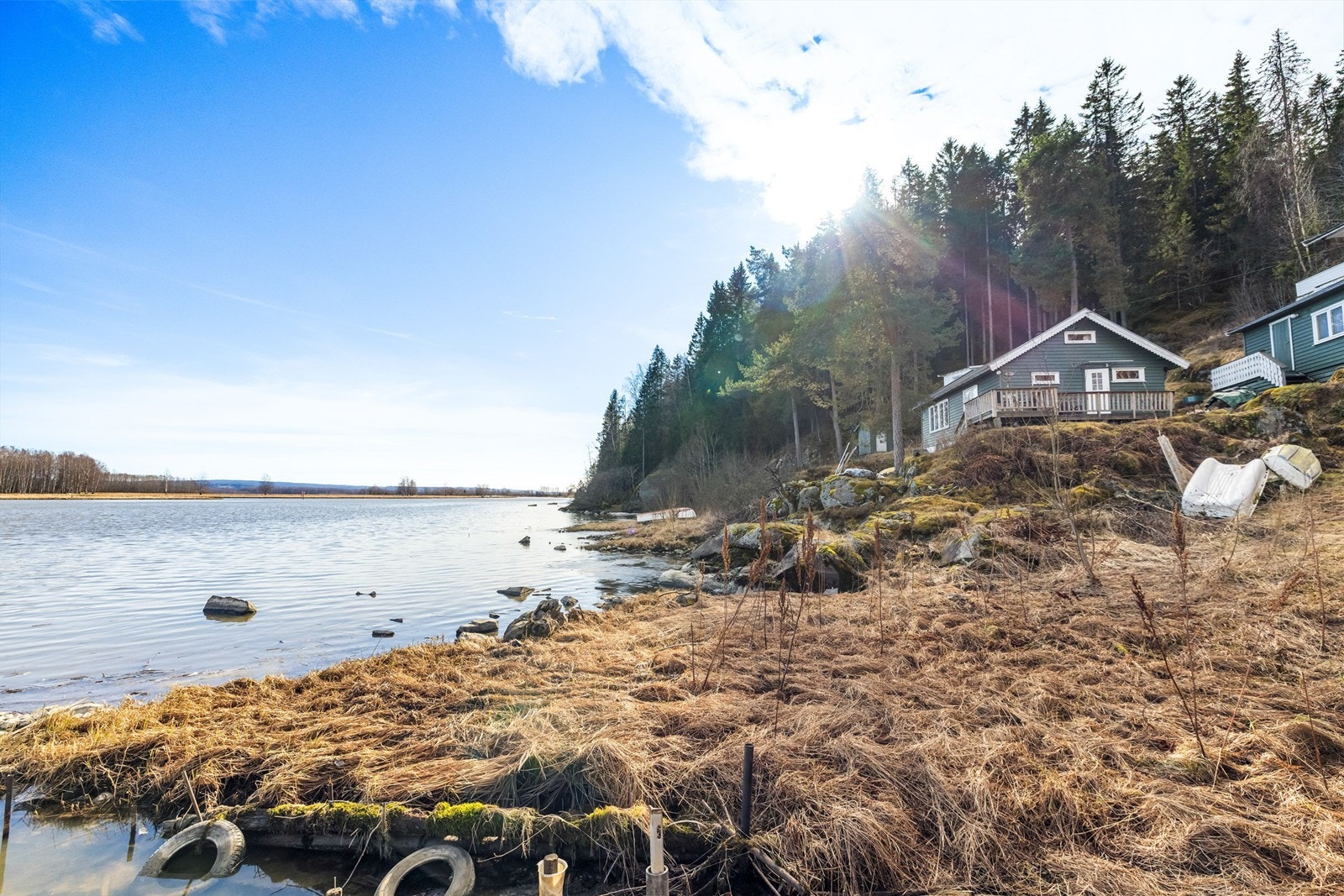 Eiendommen ligger usjenert til, helt nede ved vannkanten. Galleribilde