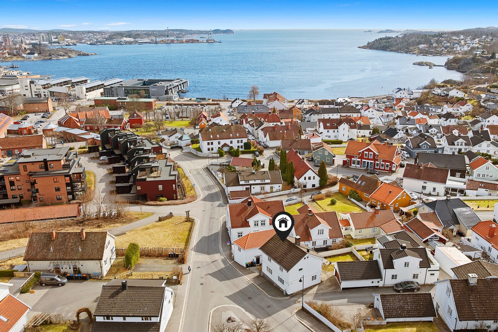Eiendommen har et hyggelig uteområde - her ligger forholdene godt til rette for hyggelige sommerdager og sosiale stunder utendørs. Galleribilde