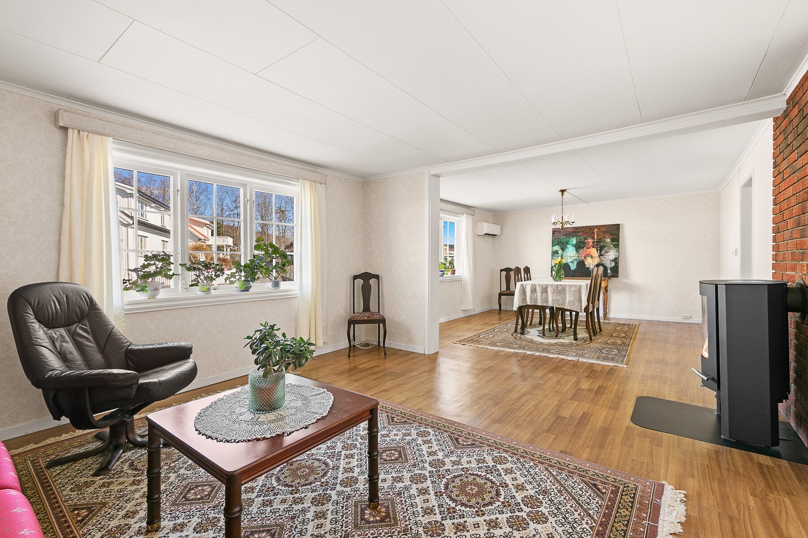 Lys og romslig stue med tilknyttet spisestue - et naturlig samlingspunkt for både hverdag og hyggelige anledninger. Galleribilde