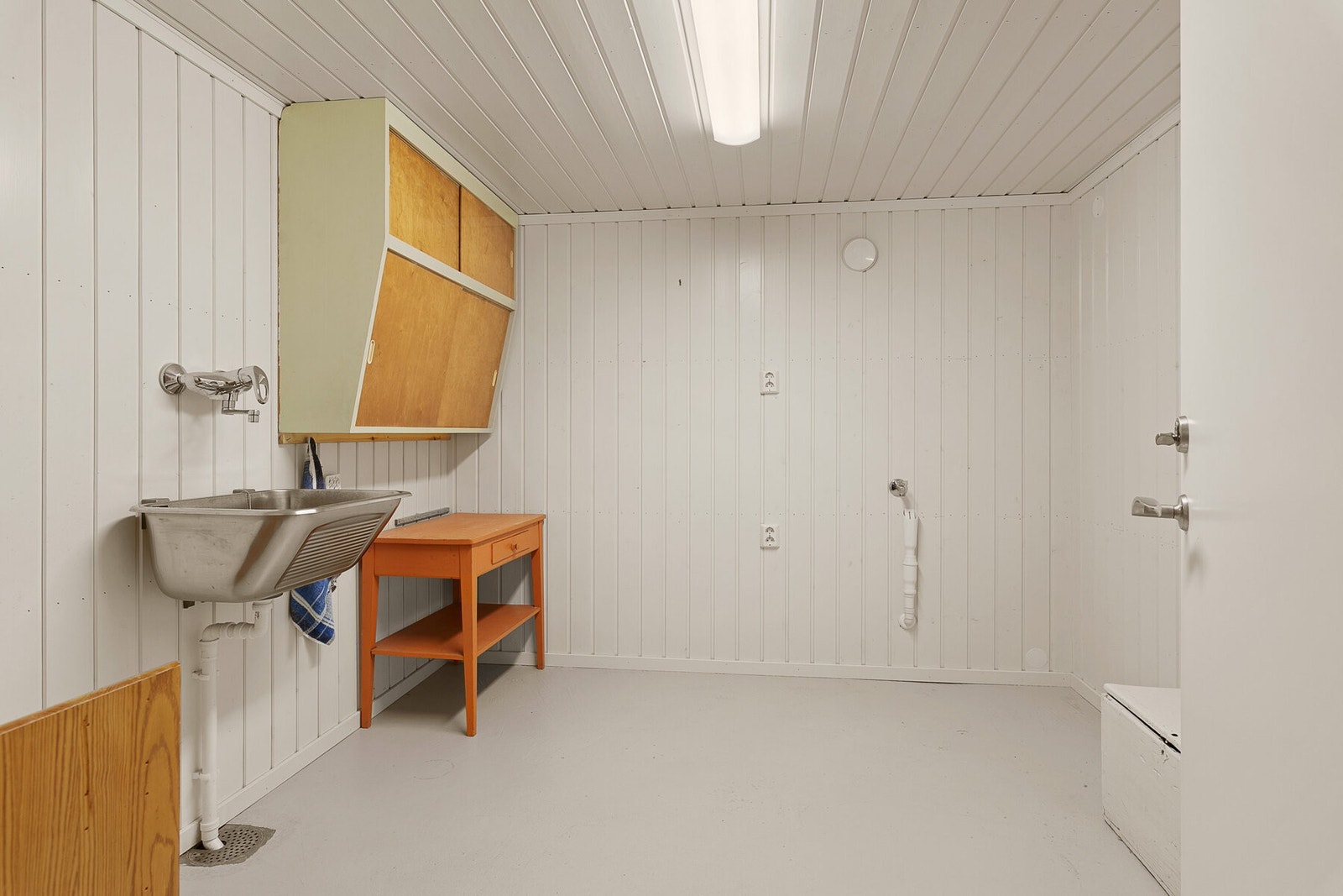 Kjelleretasjen inneholder gang, vaskerom og bod, og byr på praktiske rom for oppbevaring og øvrig bruk. Galleribilde