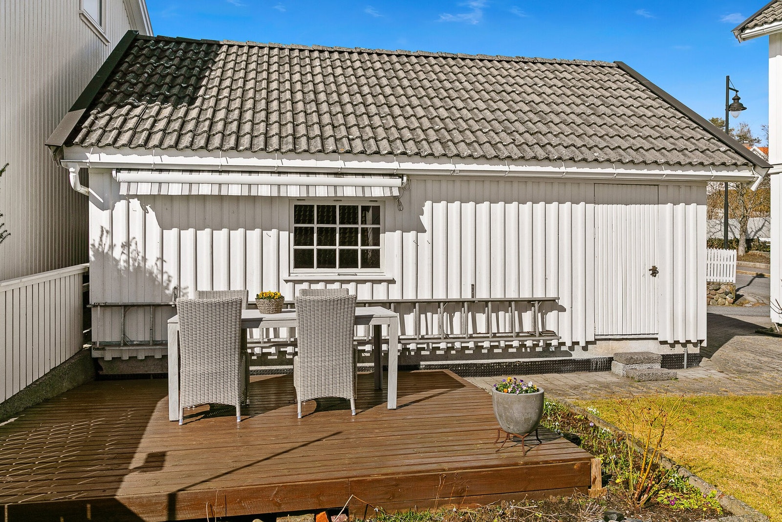 På tomten står det også en frittstående garasje over to plan. Galleribilde