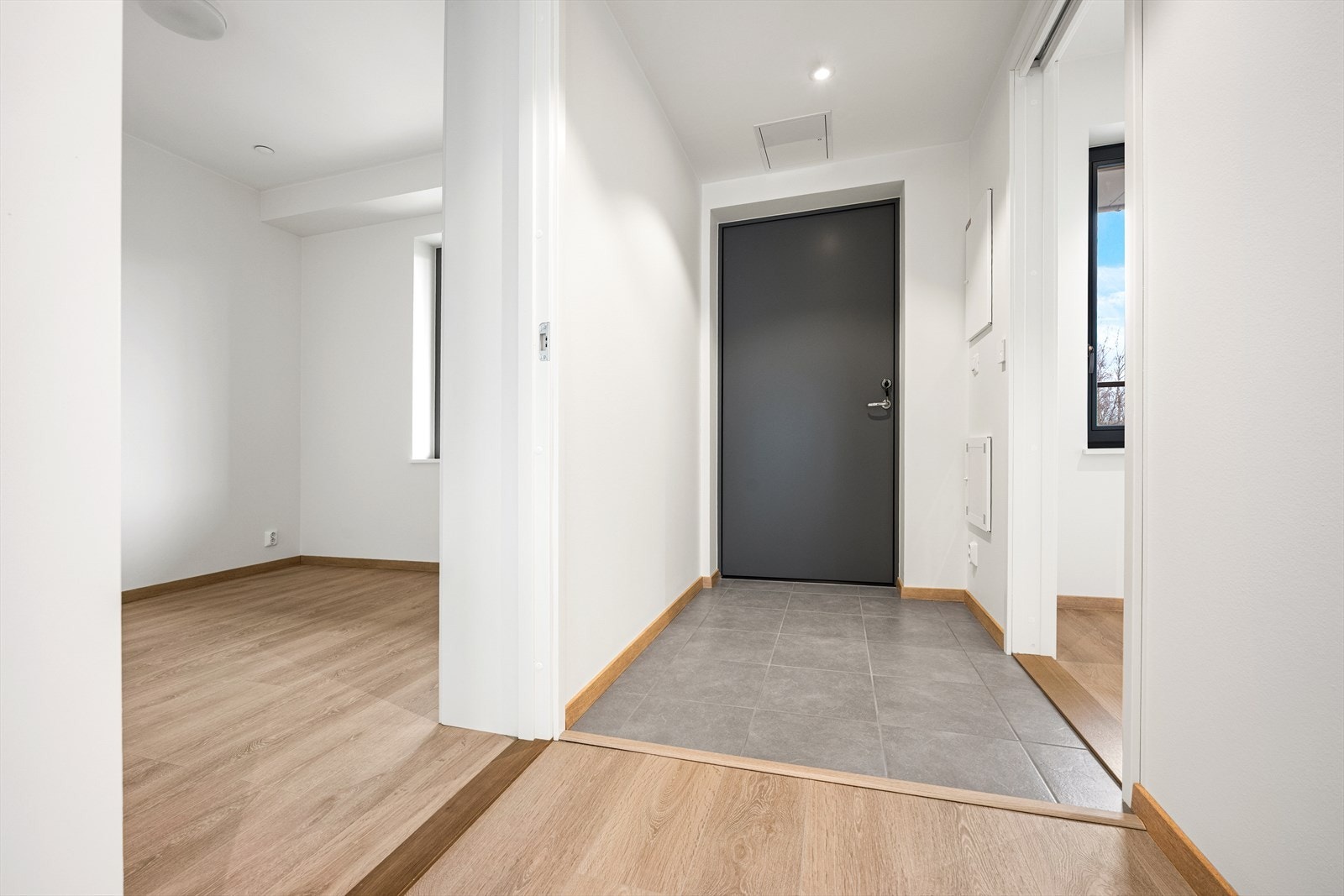 Lys og romslig entré med flislagt gulv ønsker velkommen inn. Galleribilde