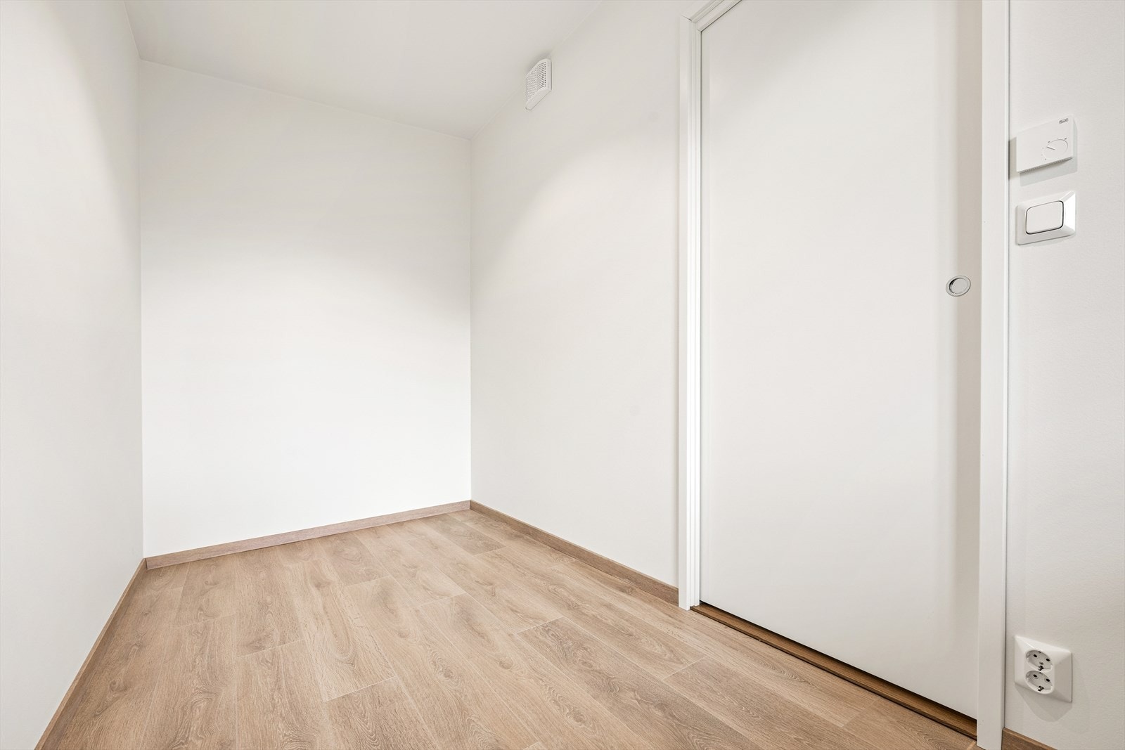 Også her er det lys eikeparkett på gulvet og malte, slette vegger. Galleribilde