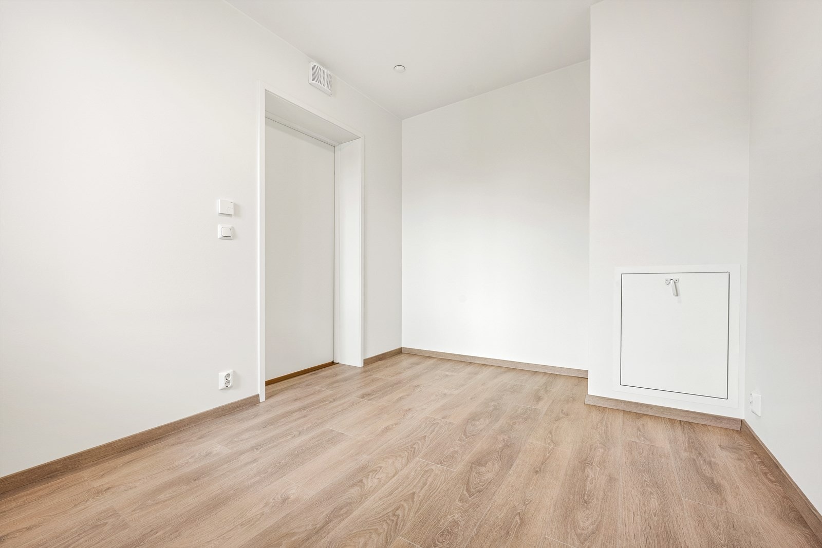 Rommet er lyst og har en nøytral fargepalett, klar for personlig preg. Galleribilde