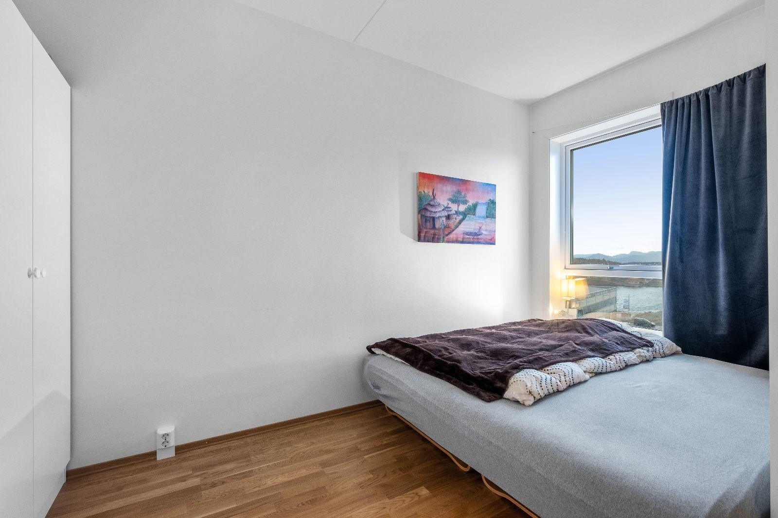 Soverom med garderobe Galleribilde