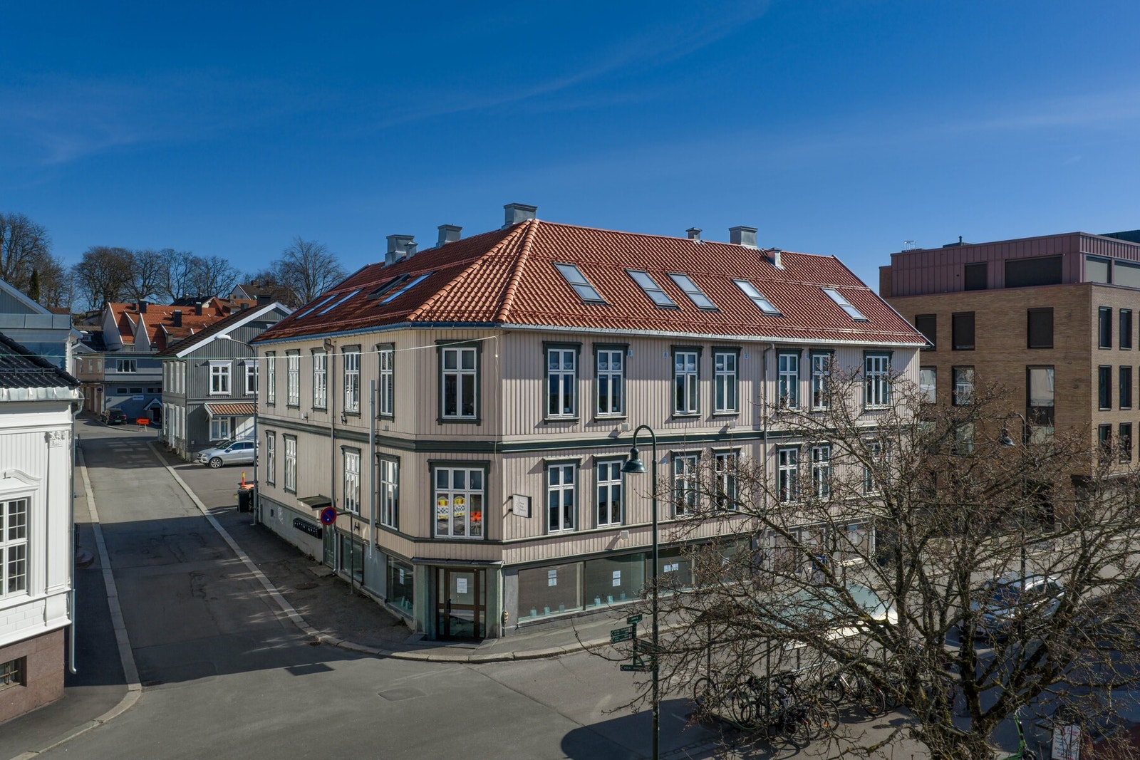 Beliggende i en av Tønsbergs eldre sentrumsgater. Bygården ble totalrenovert og ombygget til moderne leiligheter i 2021 Galleribilde