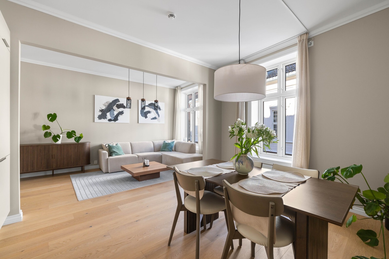 Den gjennomførte standarden og de harmoniske fargene skaper en lun og moderne stil, samtidig som planløsningen gir rom for både avslapning og sosiale sone. Galleribilde