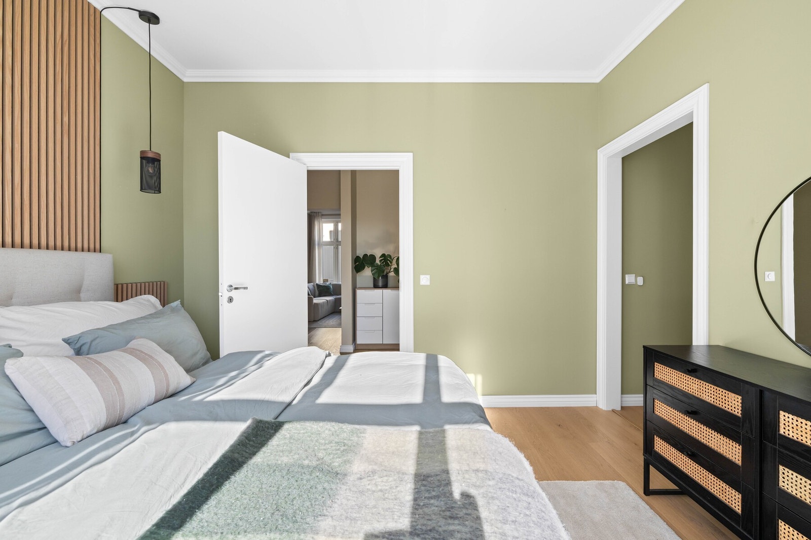 Leiligheten har to gode soverom, hvor hovedsoverommet har egen walk-in garderobe - både praktisk og luksuriøst i hverdagen. Galleribilde