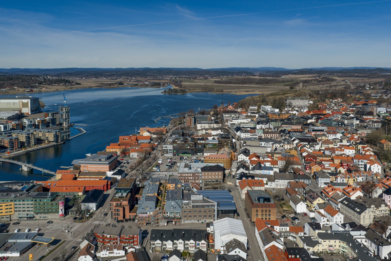 Conradis gate er en av de eldre gatene i sentrum av Tønsberg og går mellom kanalområdet og opp mot Munkebakken/Graabrødregaten. Den er oppkalt etter farmasøyt Niels Jørgen Conradi (1776-1835), som drev byens eldste apotek Galleribilde
