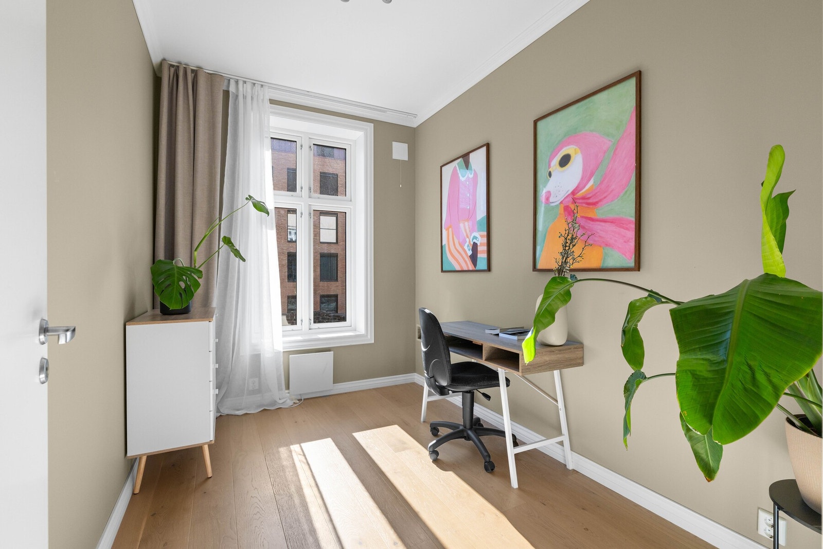 Soverom 2 er et fleksibelt rom som egner seg godt som gjesterom, hjemmekontor eller barnerom. Galleribilde