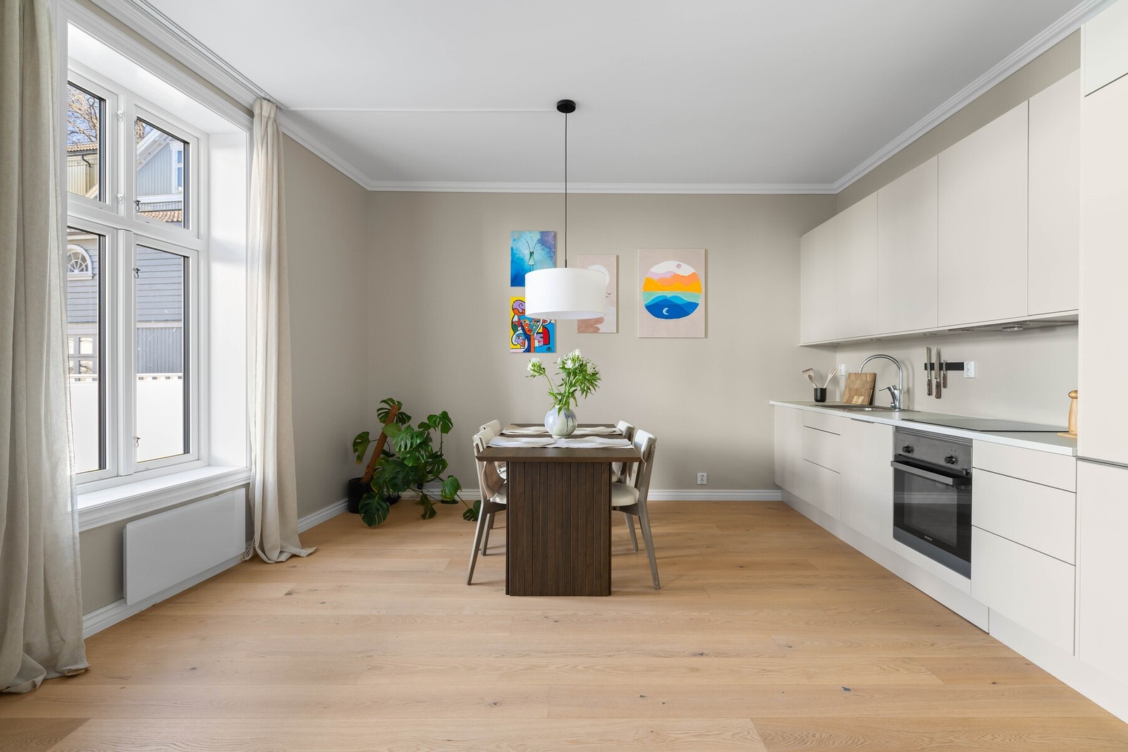 En lett og harmonisk leilighet med god takhøyde og behagelig atmosfære. Her bor du rolig, men med byen rett utenfor. Galleribilde