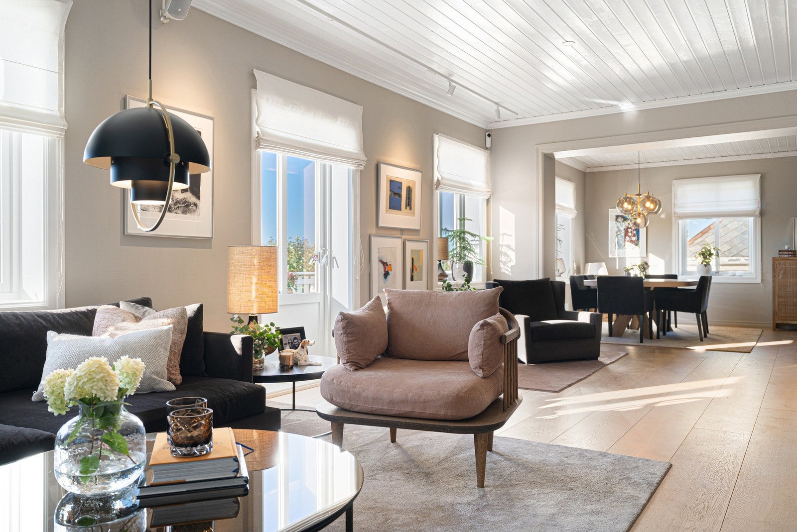 Stuen er på solide 31,5 m² med åpen løsning til spisestuen. Galleribilde
