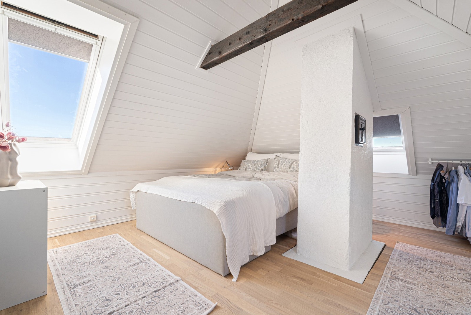 Romslig loftsrom med synlige bjelker, naturlig lysinnslipp og gode oppbevaringsmuligheter. Galleribilde