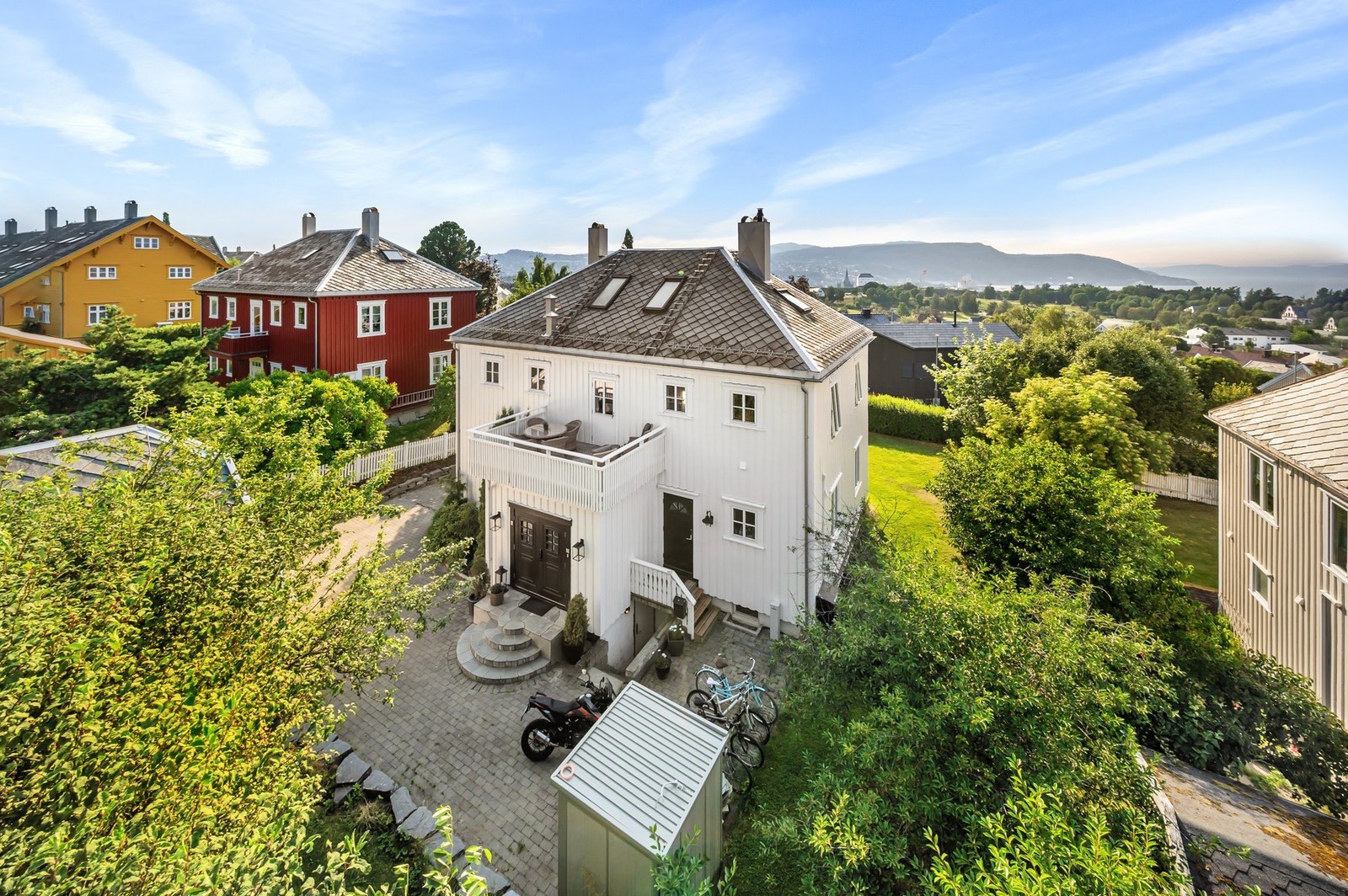 Fra eiendommen nyter du en attraktiv beliggenhet med utsikt, gode solforhold og et etablert boligområde. Galleribilde