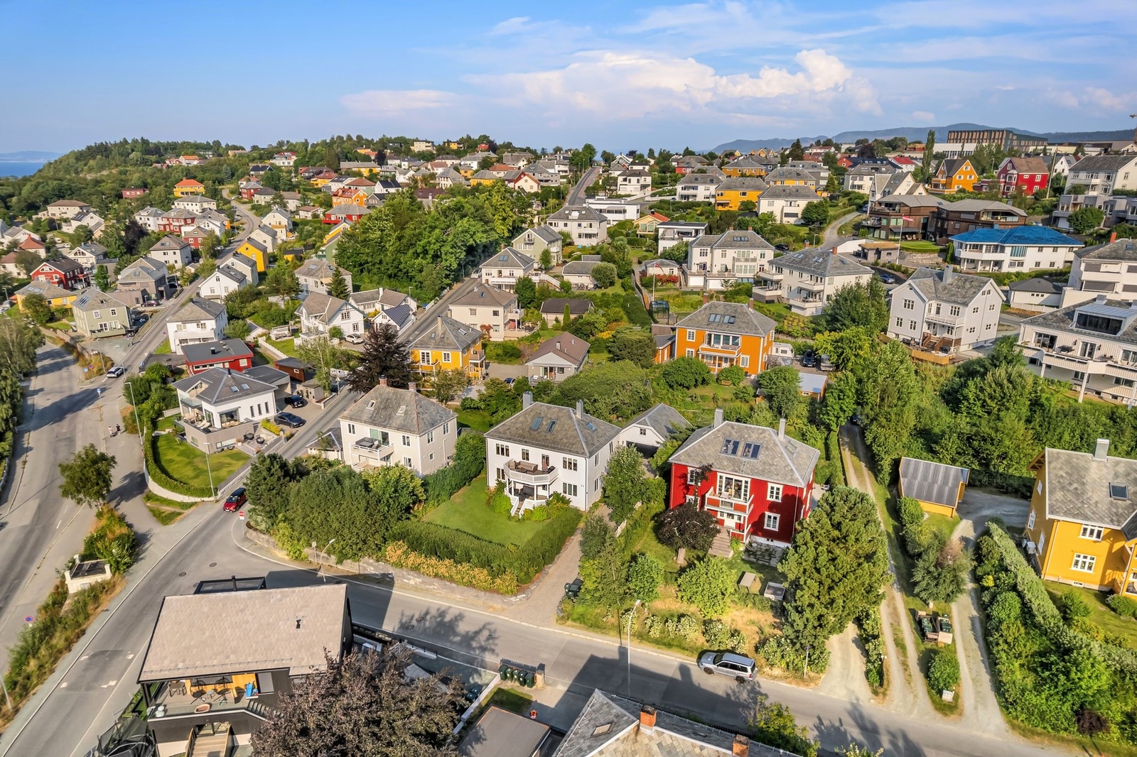 Et attraktivt og familievennlig område, med god avstand mellom boligene. Galleribilde