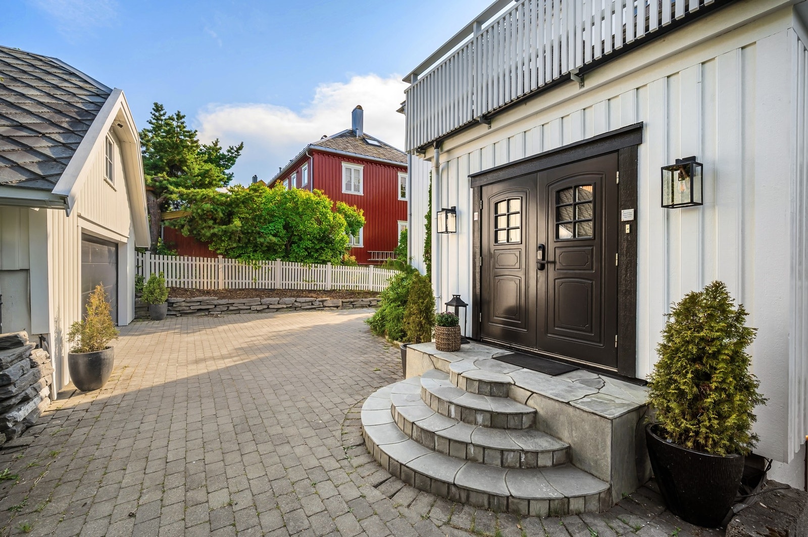 Flott adkomst med steinlagt gårdsplass og representativ inngang. Galleribilde