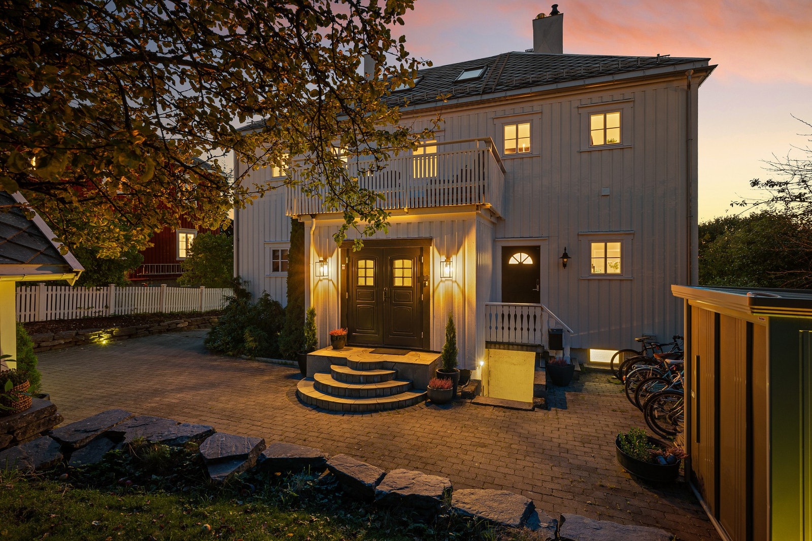 Magisk kveldsstemning hvor lyssettingen løfter frem boligens karakter og gir et eksklusivt førsteinntrykk. Galleribilde