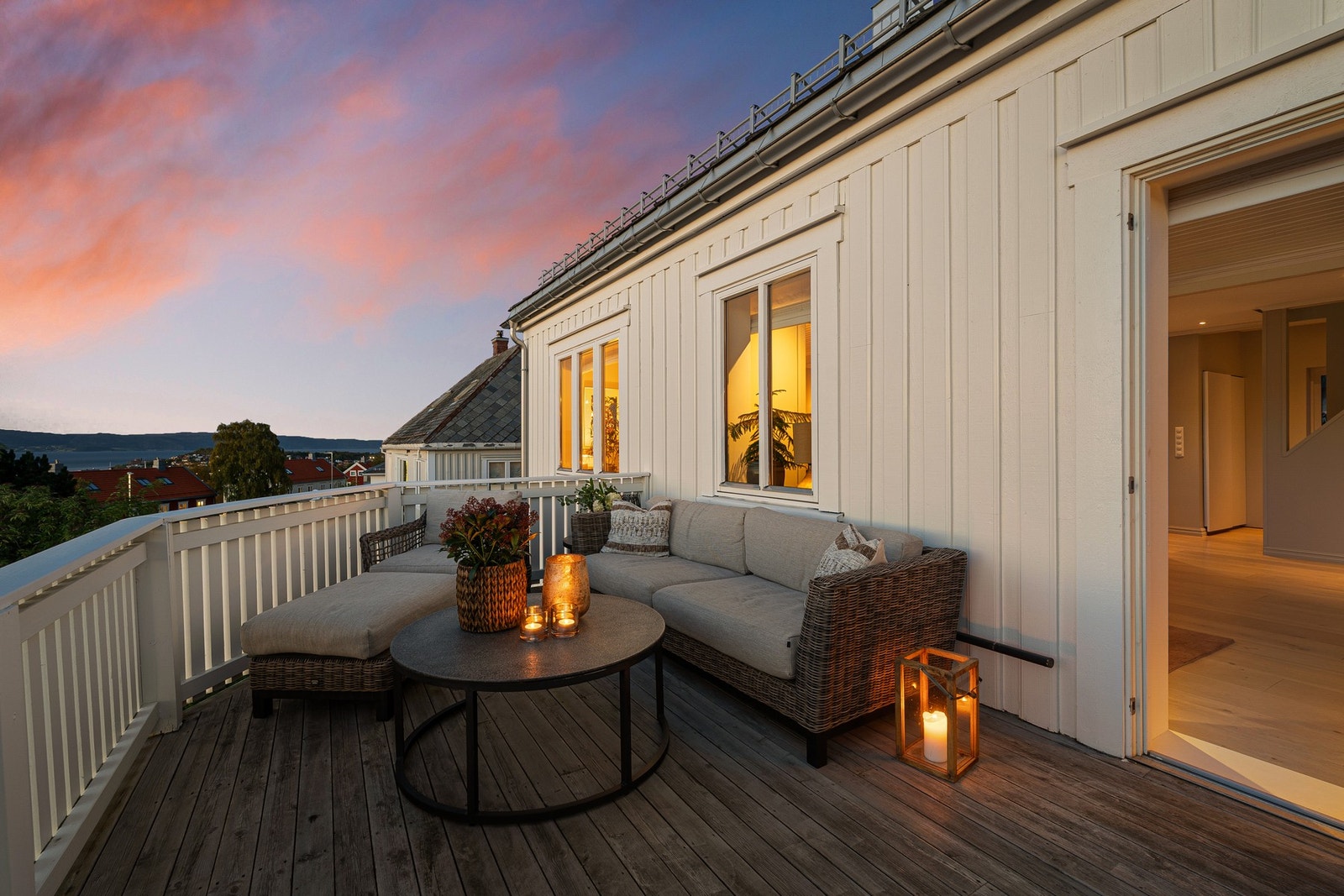 Innbydende veranda med god plass til utemøbler og fine soner for både morgenkaffe og lange sommerkvelder. Galleribilde
