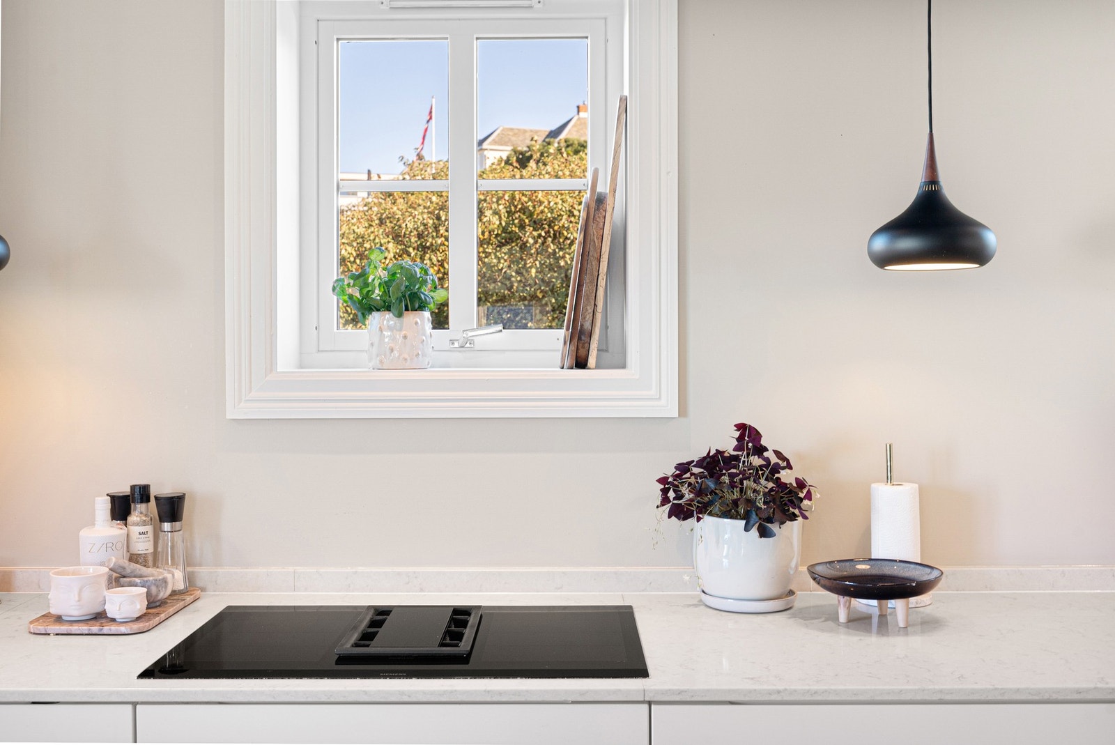 Elegant benkeplaten av stein. Vindusflater som slipper inn rikelig med naturlig lys. Galleribilde