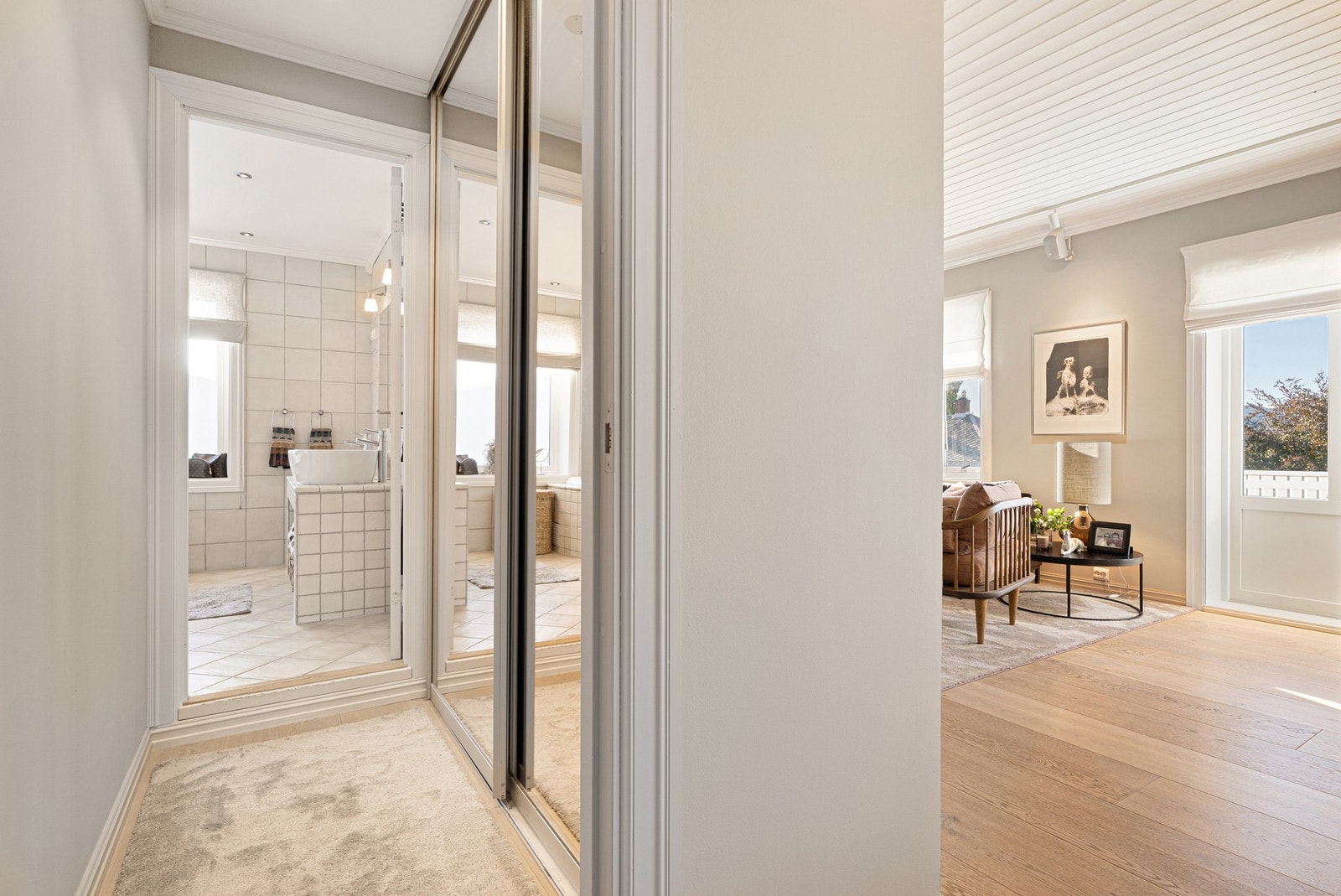 En smart og skjermet overgang fra oppholdsrom til bad, med garderobe som naturlig mellomledd. Galleribilde