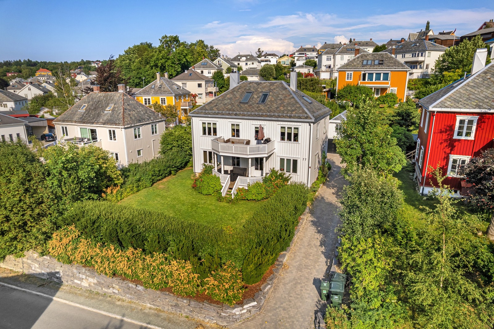 Boligen er på hele 381 m² BRA og ligger i rolige omgivelser med mulighet for utleie. Galleribilde