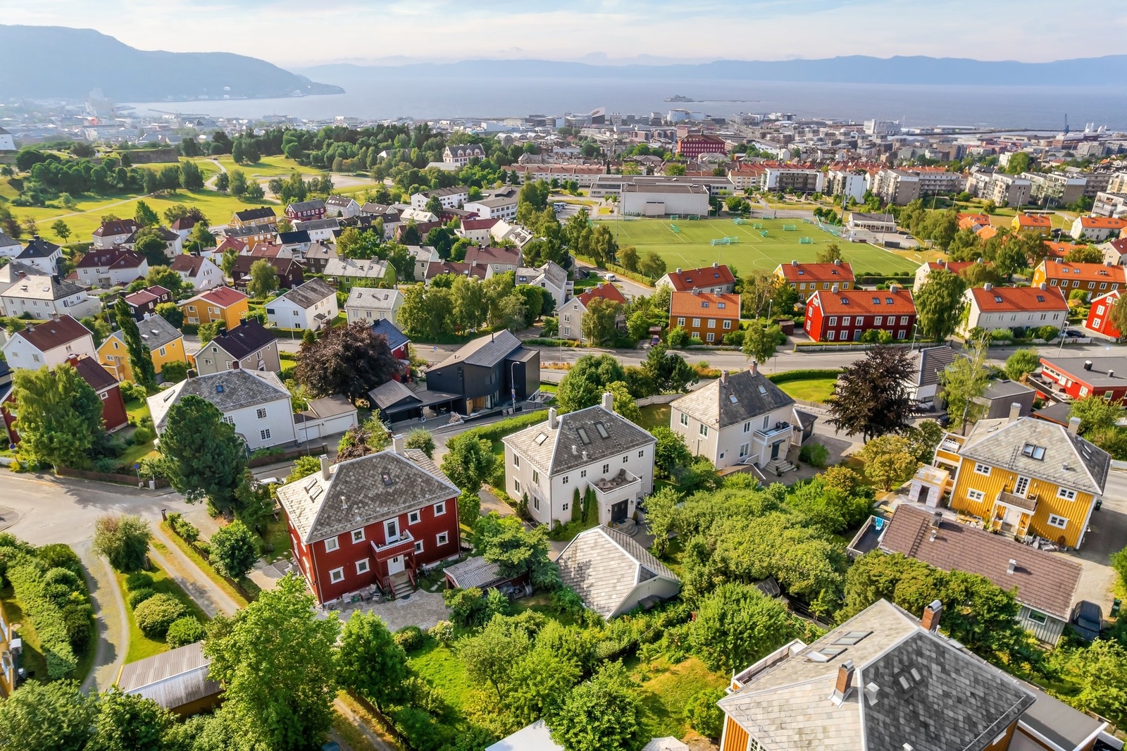 Fra eiendommen er det kort vei til både sentrum og flotte rekreasjonsområder. Galleribilde