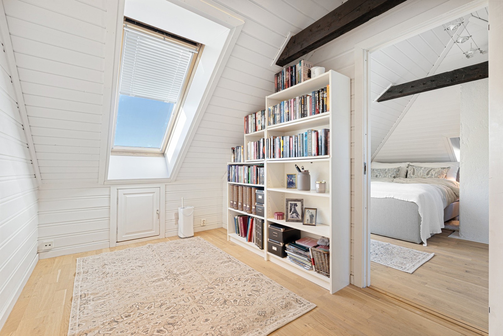 Sjarmerende loftsrom med skråtak, takvindu og gode oppbevaringsmuligheter. Loftet er godkjent som bodarealer. Galleribilde