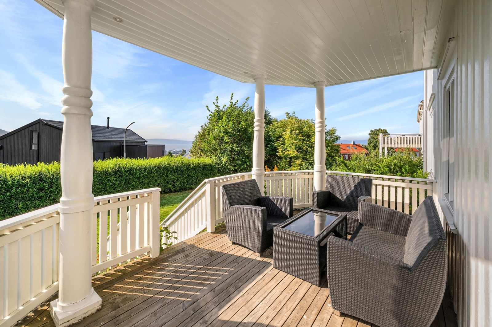 Overbygget terrasse som forlenger utesesongen og gir ly for vær og vind. Galleribilde