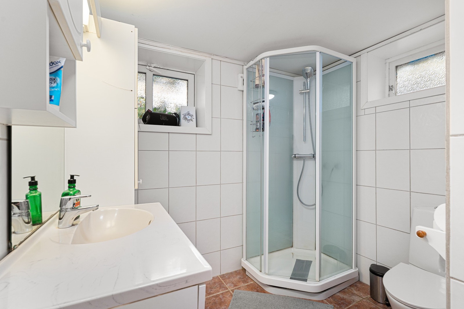 Badet har en enkel og praktisk utforming med dusjhjørne. Galleribilde