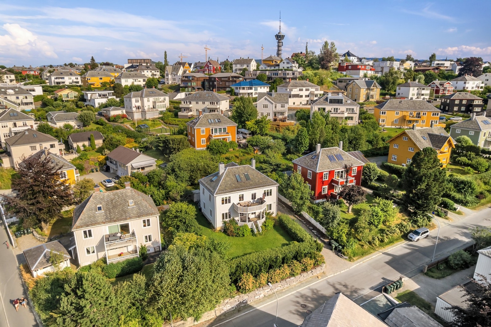 Eiendommen er en del av et sjarmerende og variert boligmiljø med gjennomgående god standard. Galleribilde