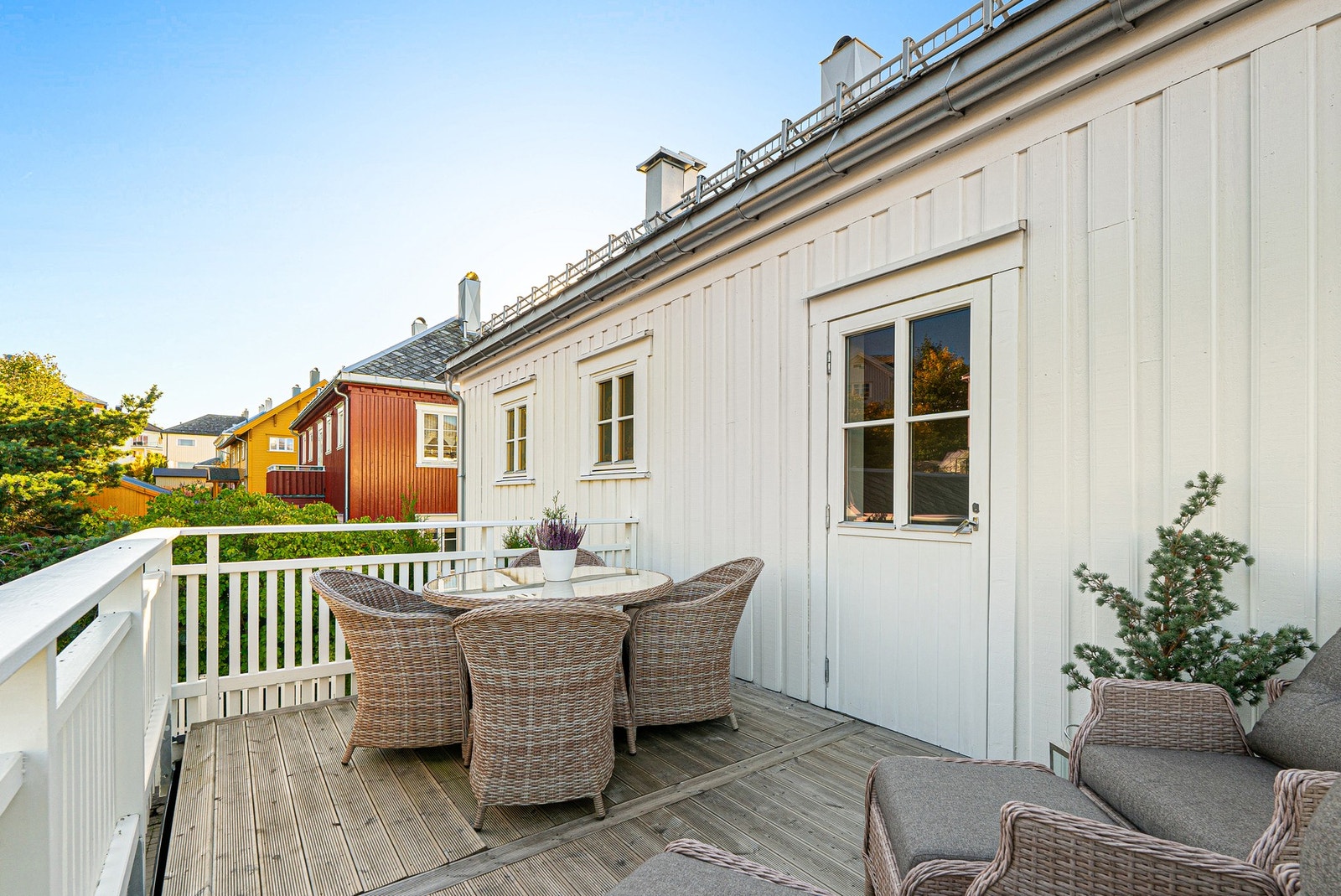 Boligen har også en egen romslig balkong med god plass til sittegrupper på motsatt side. Galleribilde