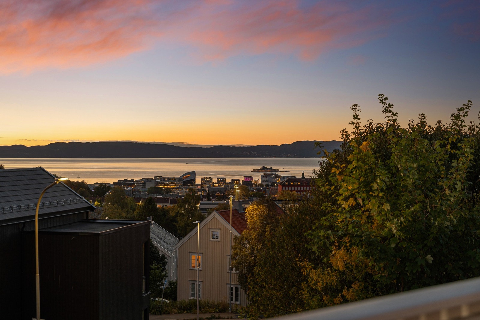 Fantastisk utsikt over byen og fjorden, med vakre solnedganger og en helt spesiell stemning. Galleribilde