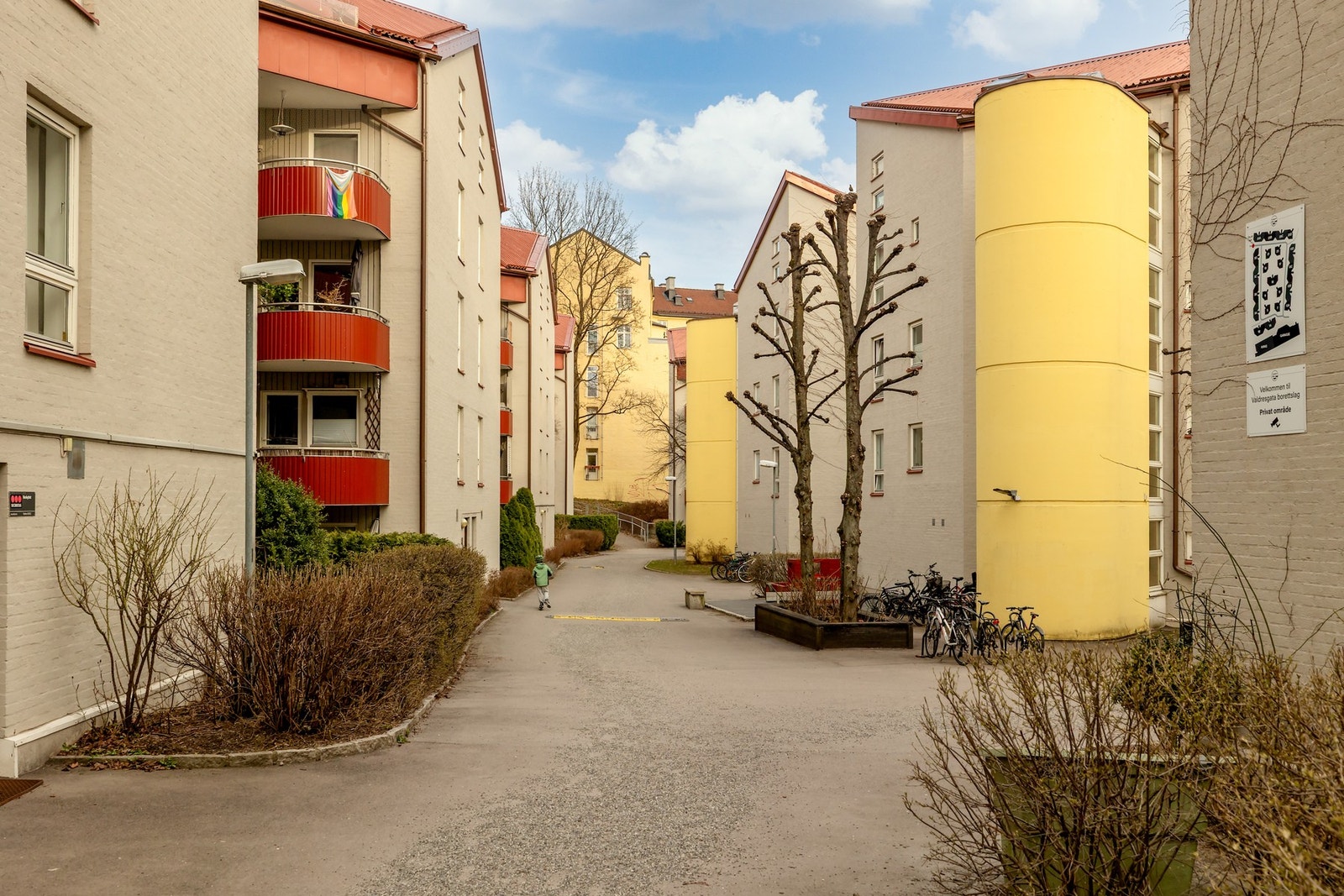 Uterommet er fritt for gjennomgangstrafikk og parkering og er tilrettelagt med gode lekemuligheter for små barn Galleribilde
