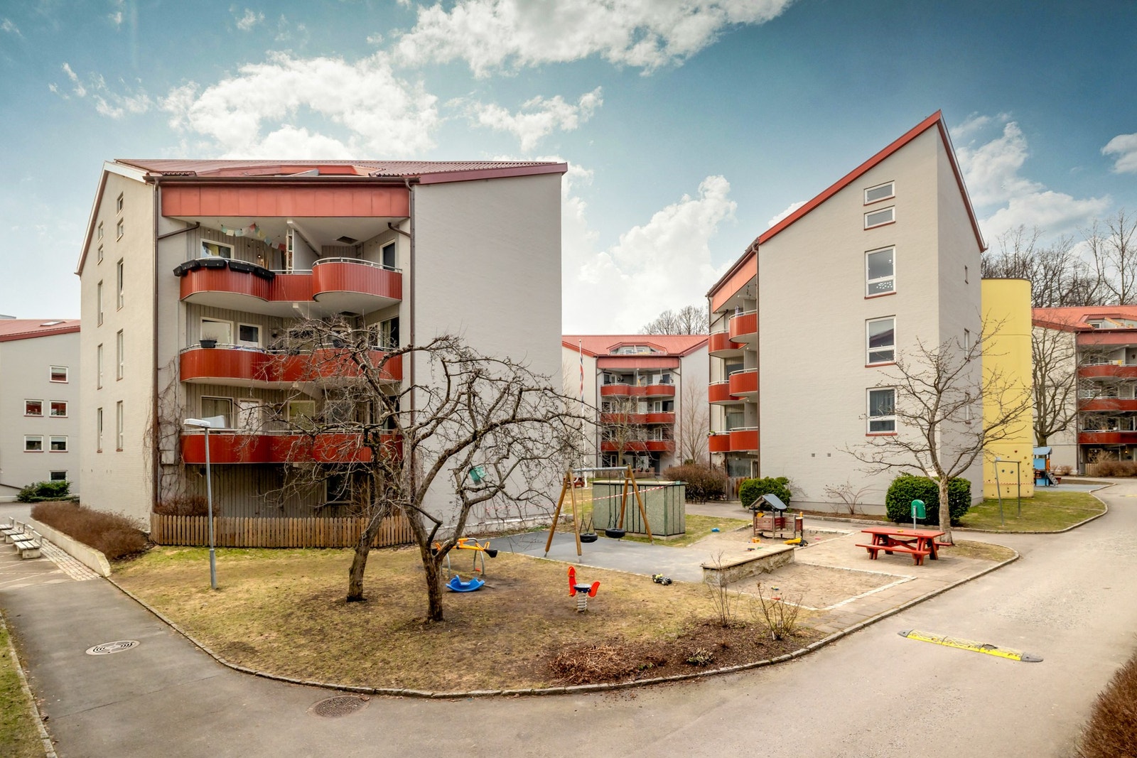 Sameiet har flotte og velholdte grøntarealer med blant annet lekeapparater, klatrevegg og benker Galleribilde