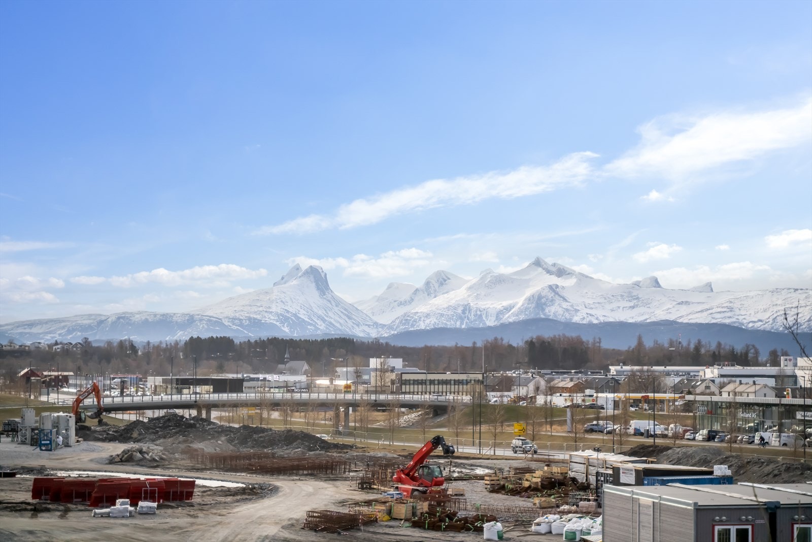 Utsikten mot Børvasstindan kan påvirkes noe av den nye fotballstadionen som er under utvikling på nabotomta Galleribilde