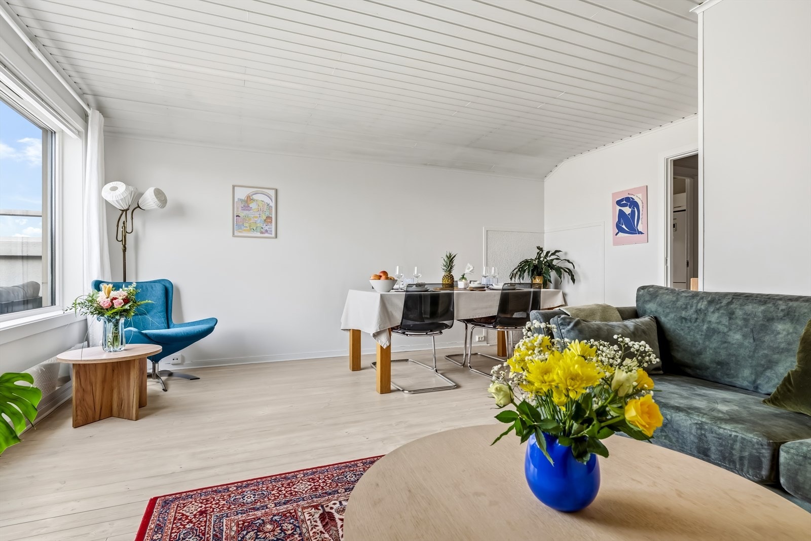Stuen er møbleringsvennlig utformet, med plass til både sofakrok og spisegruppe Galleribilde